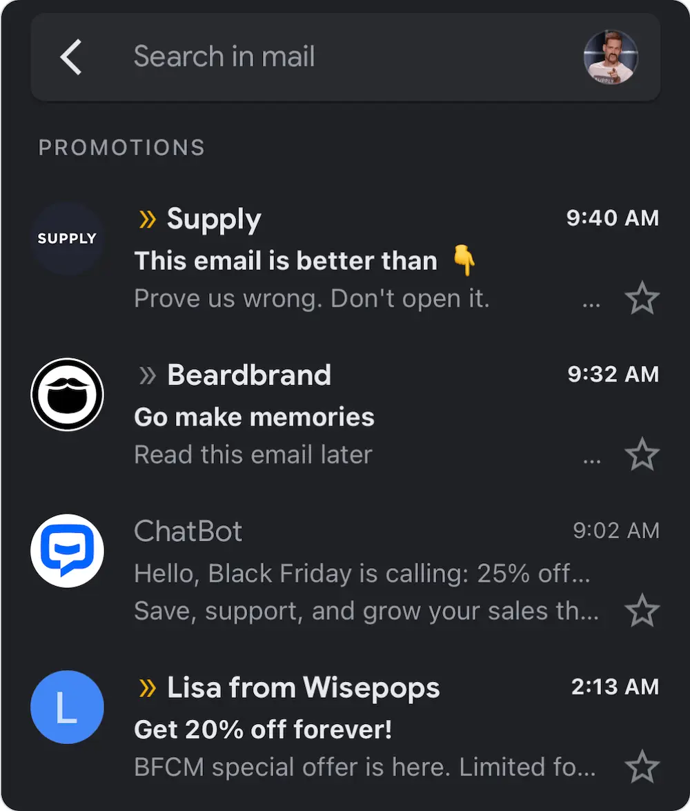 图片显示了一个收件箱促销标签中的屏幕截图，顶部是剃须品牌Supply的邮件，后面是Beardbrand、ChatBot和Wisepops的邮件。Supply的主题为“这封邮件比”后面跟着一个向下箭头的表情符号。预览文本为“证明我们错了。别打开它。”